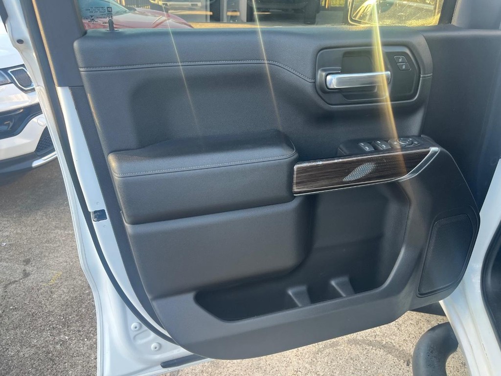 Chevrolet Silverado 1500 Vehicle Full-screen Gallery Image 12