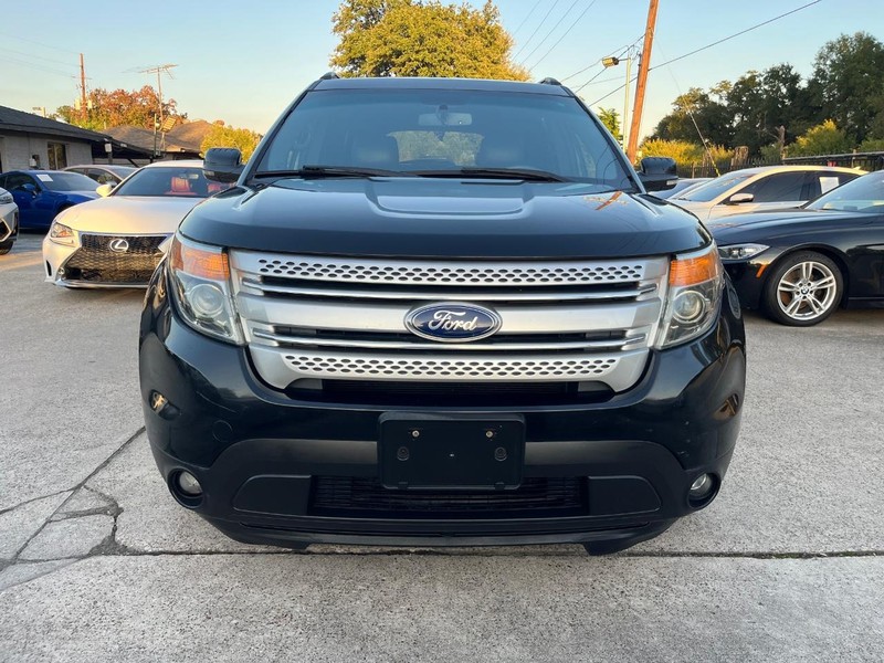 Ford Explorer Vehicle Full-screen Gallery Image 02