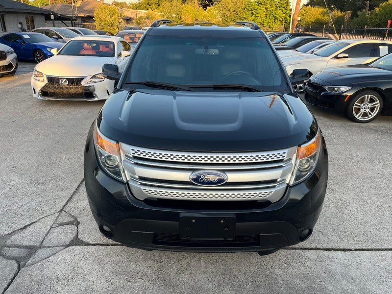 Ford Explorer Vehicle Full-screen Gallery Image 03