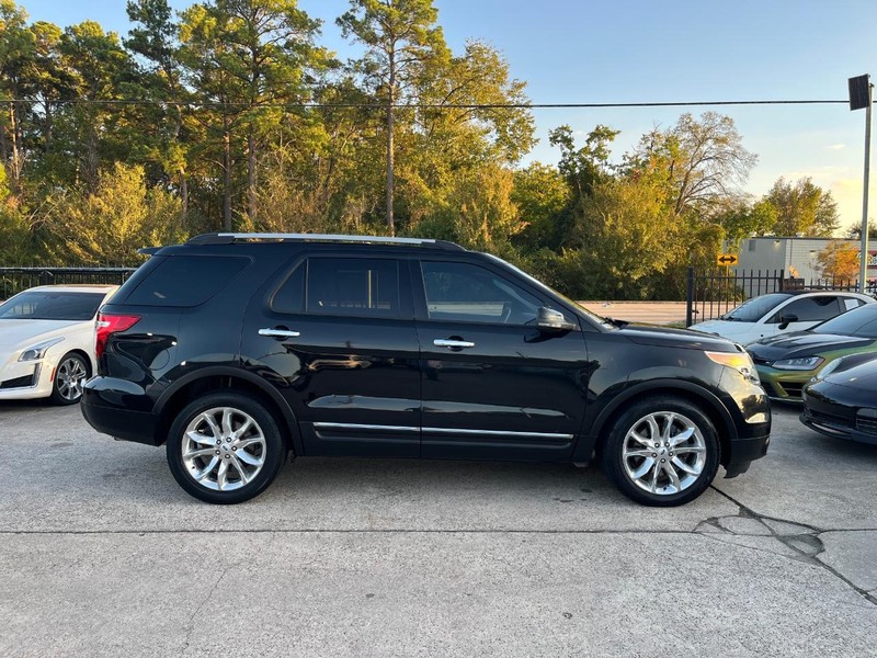 Ford Explorer Vehicle Full-screen Gallery Image 05