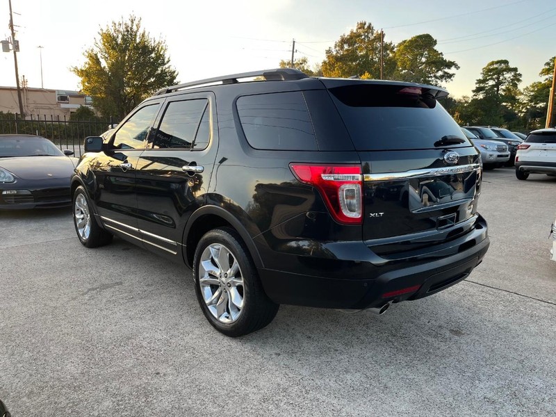 Ford Explorer Vehicle Full-screen Gallery Image 08