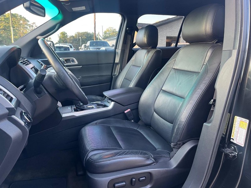 Ford Explorer Vehicle Full-screen Gallery Image 11