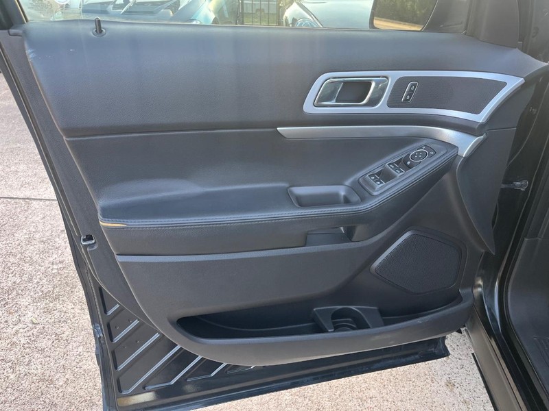 Ford Explorer Vehicle Full-screen Gallery Image 12