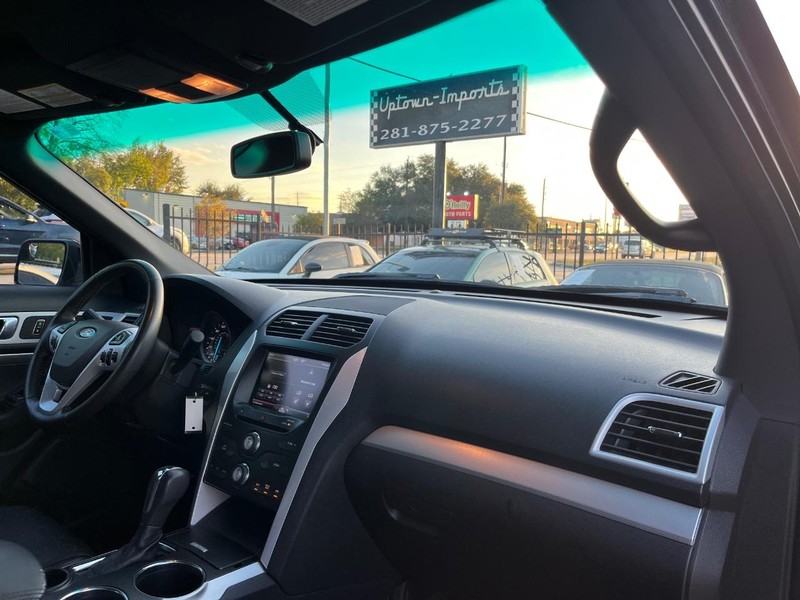 Ford Explorer Vehicle Full-screen Gallery Image 13