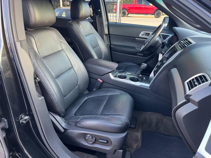 Ford Explorer Vehicle Full-screen Gallery Image 14