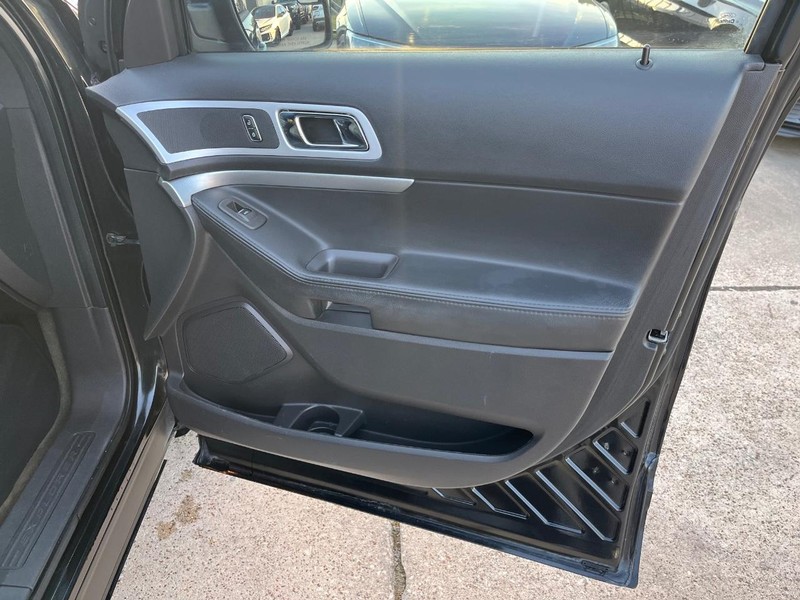 Ford Explorer Vehicle Full-screen Gallery Image 15