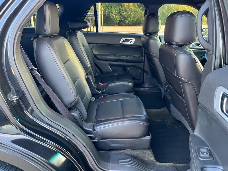 Ford Explorer Vehicle Full-screen Gallery Image 16