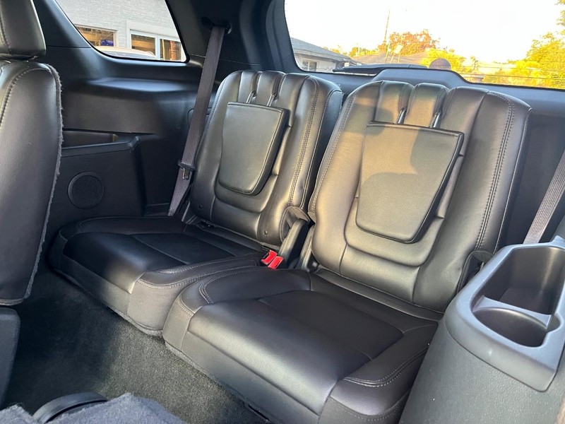 Ford Explorer Vehicle Full-screen Gallery Image 17