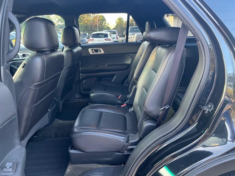 Ford Explorer Vehicle Full-screen Gallery Image 19