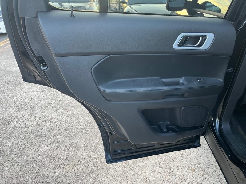 Ford Explorer Vehicle Full-screen Gallery Image 21