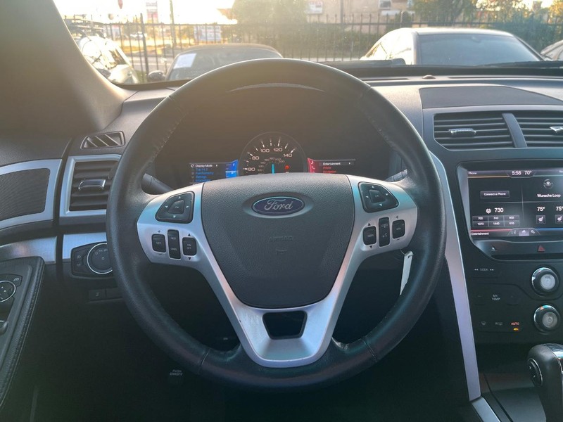 Ford Explorer Vehicle Full-screen Gallery Image 22