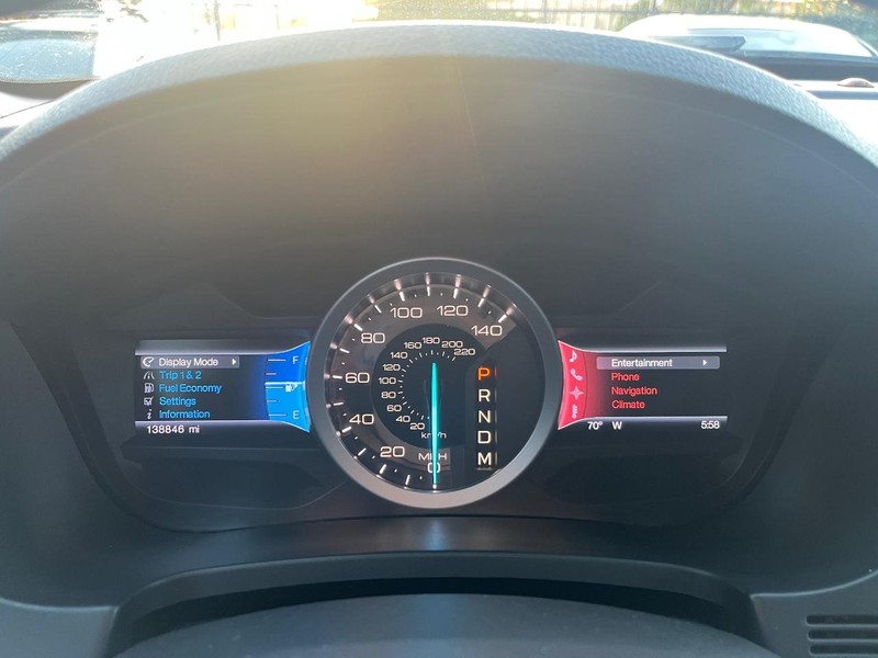 Ford Explorer Vehicle Full-screen Gallery Image 23