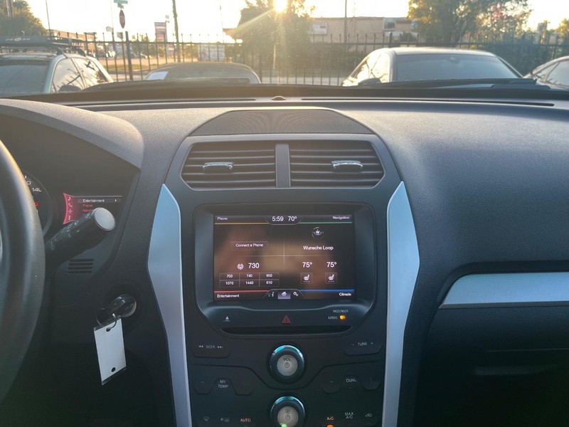 Ford Explorer Vehicle Full-screen Gallery Image 24