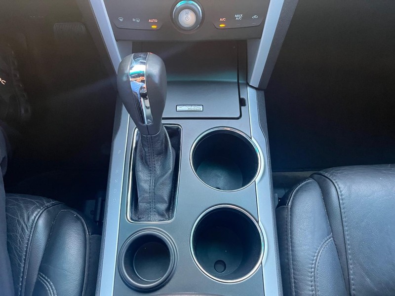 Ford Explorer Vehicle Full-screen Gallery Image 25