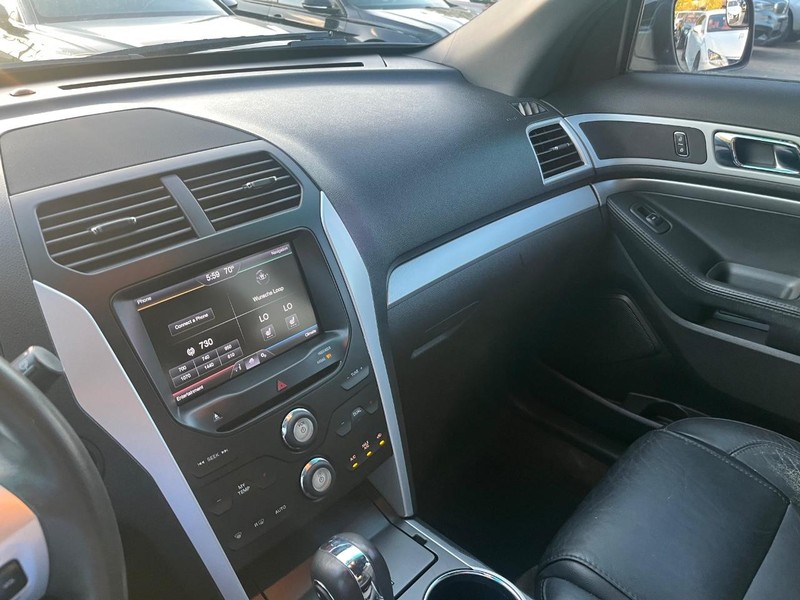 Ford Explorer Vehicle Full-screen Gallery Image 26