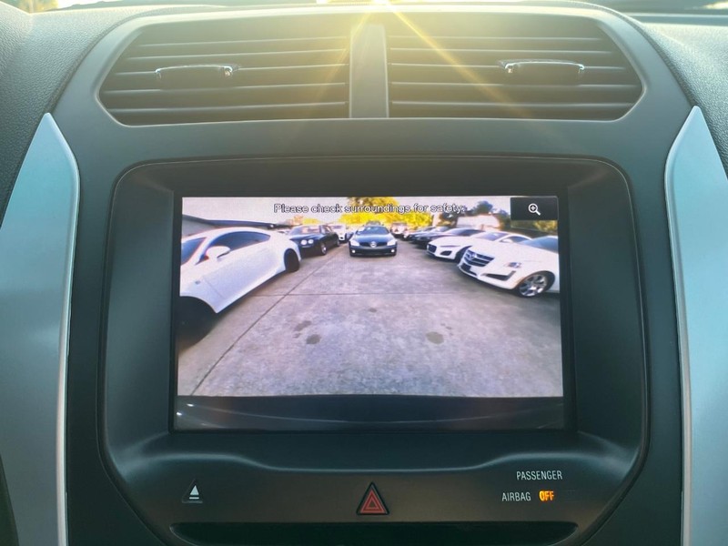 Ford Explorer Vehicle Full-screen Gallery Image 27