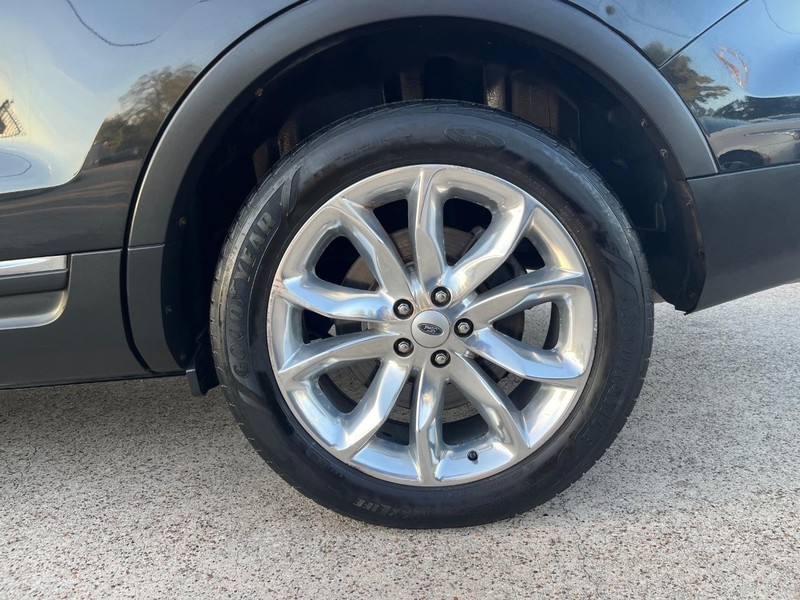 Ford Explorer Vehicle Full-screen Gallery Image 28