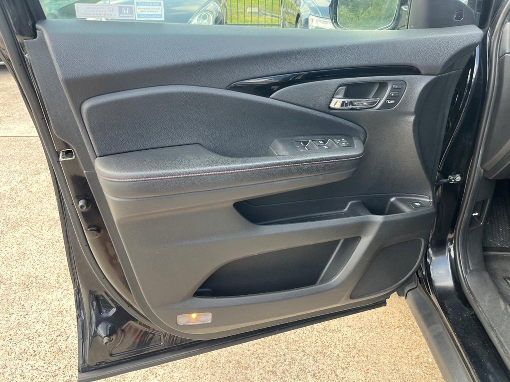 Honda Ridgeline Vehicle Full-screen Gallery Image 12