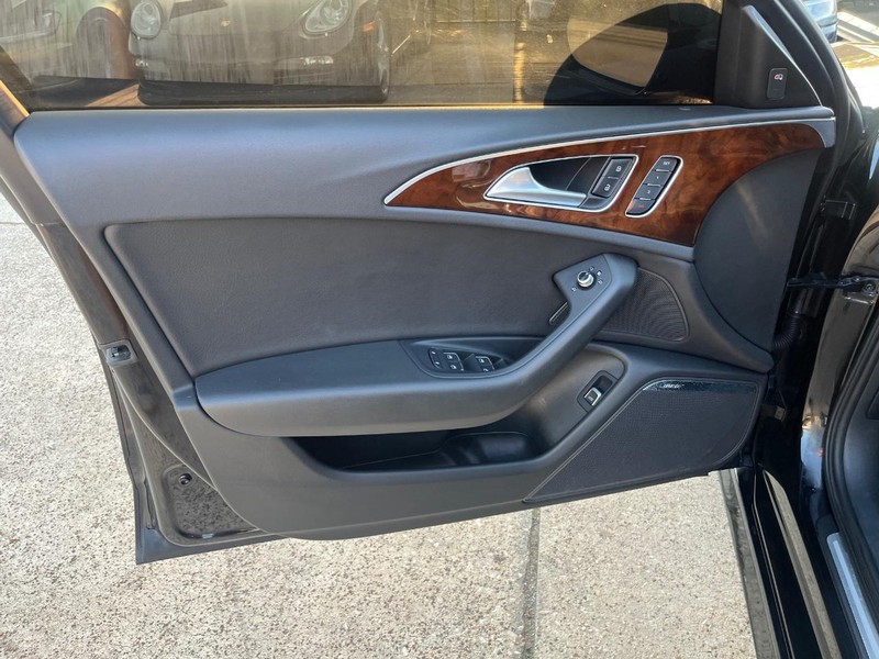 Audi A6 Vehicle Full-screen Gallery Image 12