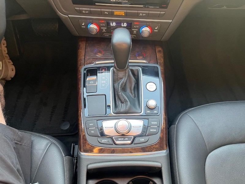 Audi A6 Vehicle Full-screen Gallery Image 25