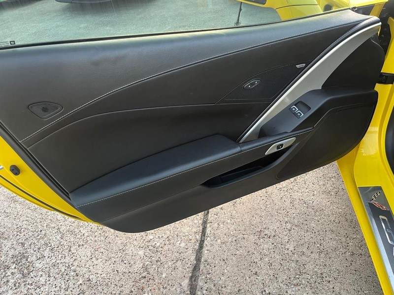 Chevrolet Corvette Vehicle Full-screen Gallery Image 12