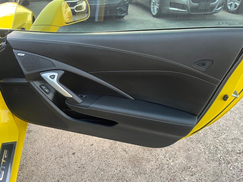 Chevrolet Corvette Vehicle Full-screen Gallery Image 15