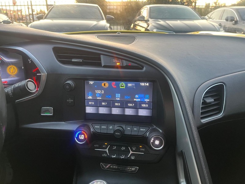 Chevrolet Corvette Vehicle Full-screen Gallery Image 18