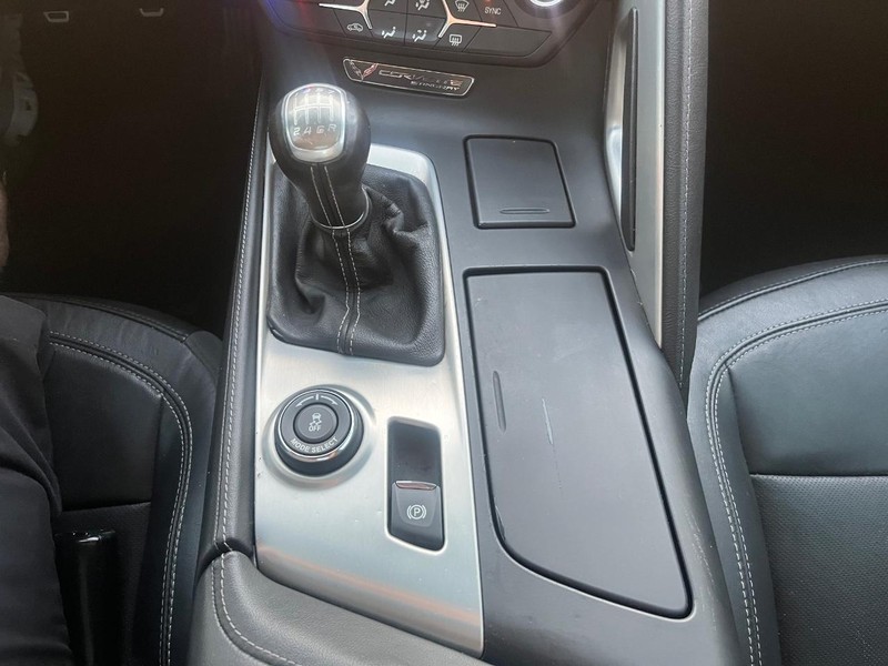 Chevrolet Corvette Vehicle Full-screen Gallery Image 22