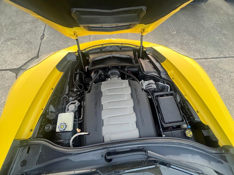 Chevrolet Corvette Vehicle Full-screen Gallery Image 23