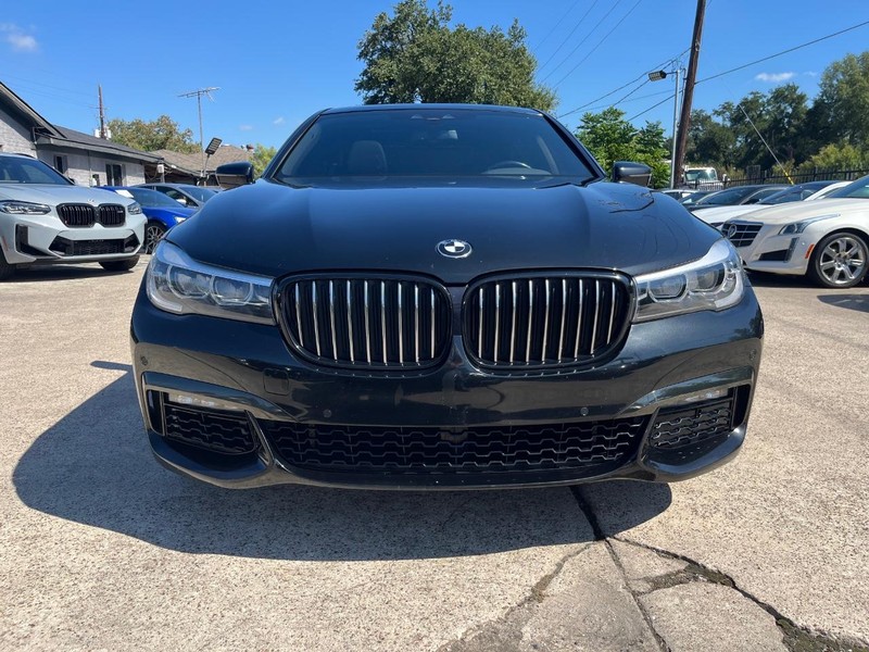 BMW 740i Vehicle Full-screen Gallery Image 02