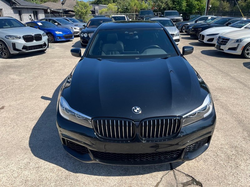 BMW 740i Vehicle Full-screen Gallery Image 03