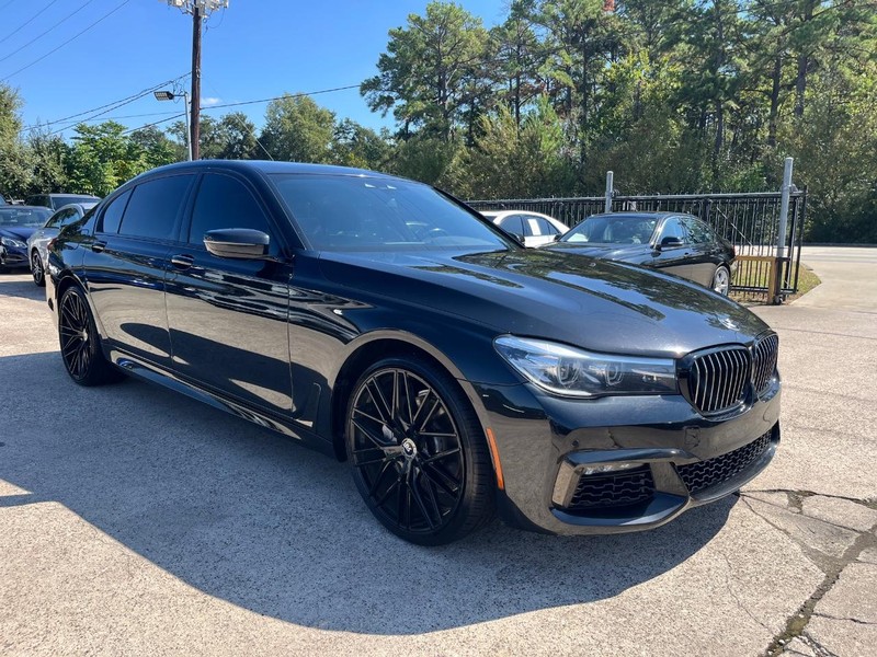 BMW 740i Vehicle Full-screen Gallery Image 04