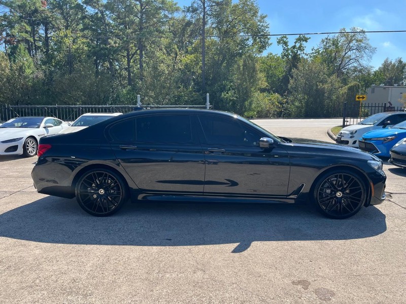 BMW 740i Vehicle Full-screen Gallery Image 05