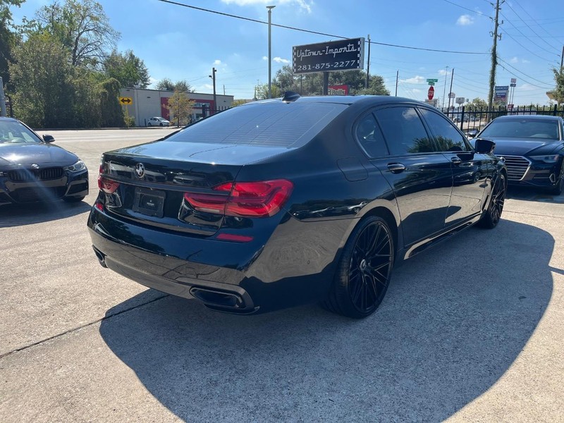 BMW 740i Vehicle Full-screen Gallery Image 06