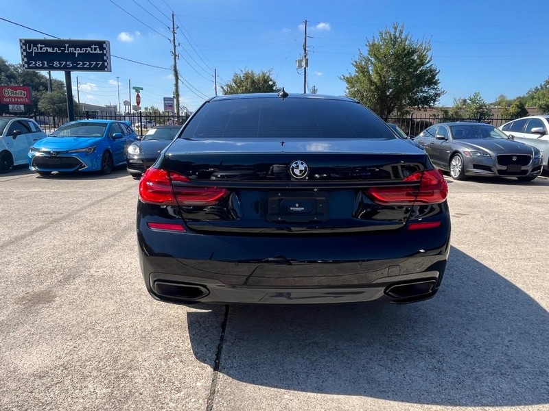 BMW 740i Vehicle Full-screen Gallery Image 07