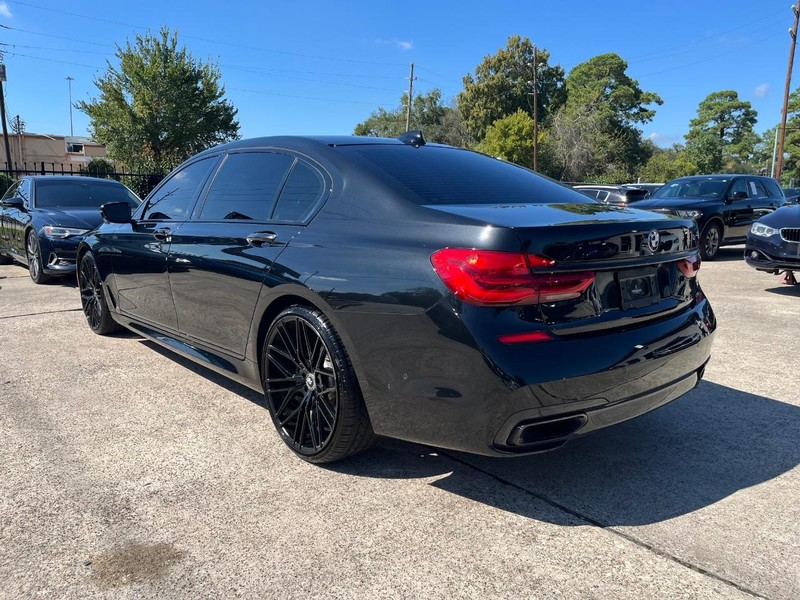 BMW 740i Vehicle Full-screen Gallery Image 08