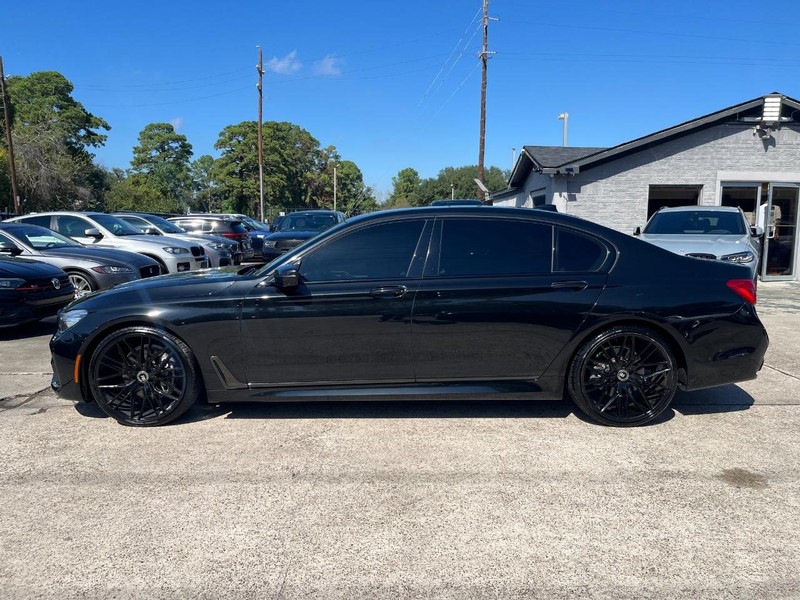 BMW 740i Vehicle Full-screen Gallery Image 09