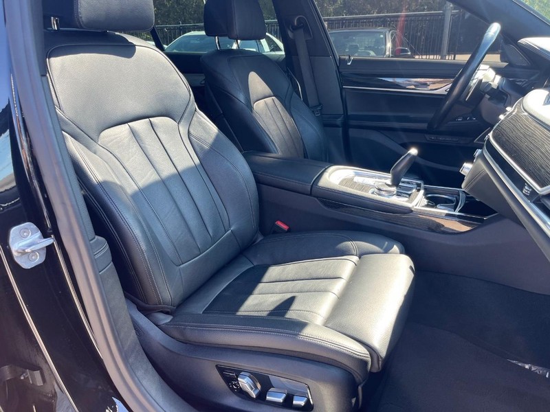 BMW 740i Vehicle Full-screen Gallery Image 13