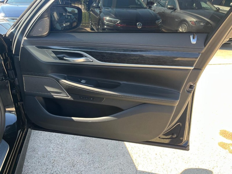 BMW 740i Vehicle Full-screen Gallery Image 14