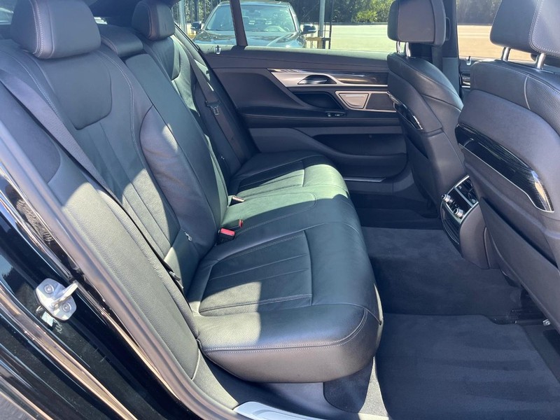 BMW 740i Vehicle Full-screen Gallery Image 15