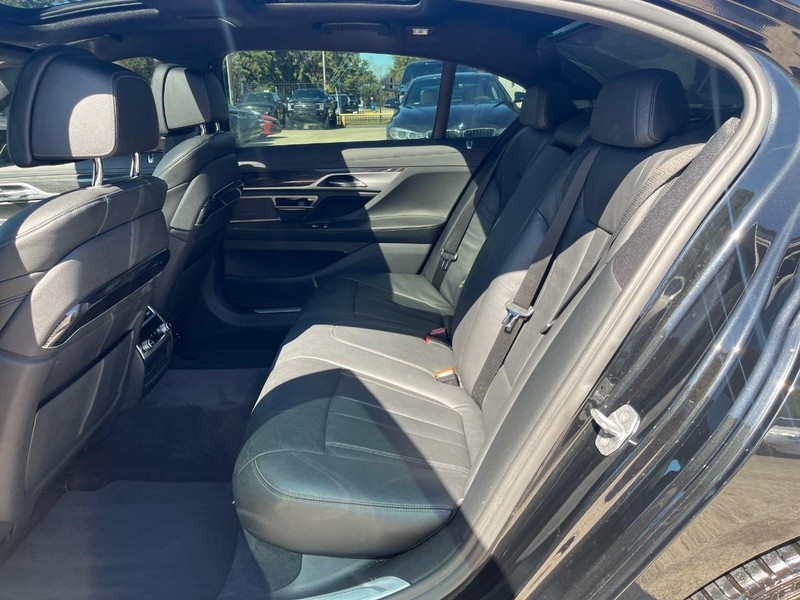 BMW 740i Vehicle Full-screen Gallery Image 17