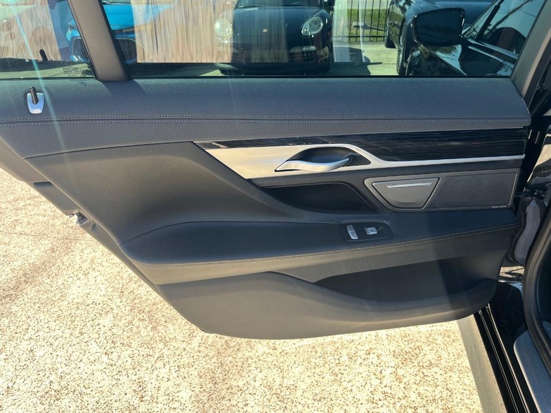 BMW 740i Vehicle Full-screen Gallery Image 18