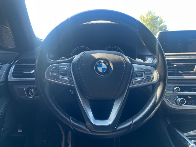 BMW 740i Vehicle Full-screen Gallery Image 19