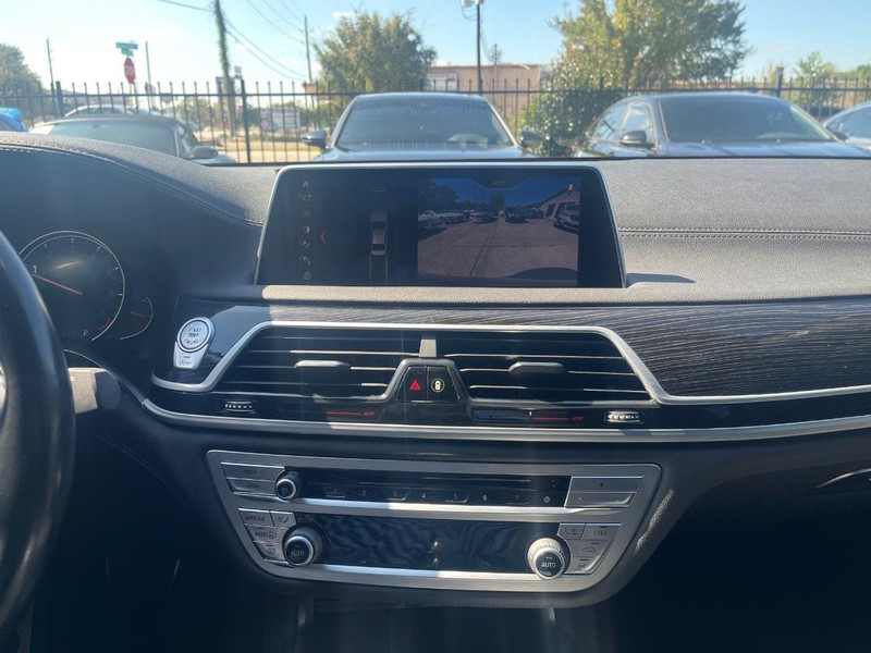 BMW 740i Vehicle Full-screen Gallery Image 20