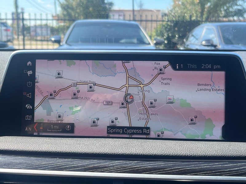 BMW 740i Vehicle Full-screen Gallery Image 22