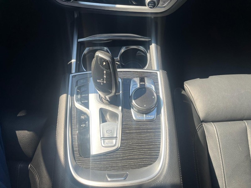 BMW 740i Vehicle Full-screen Gallery Image 24