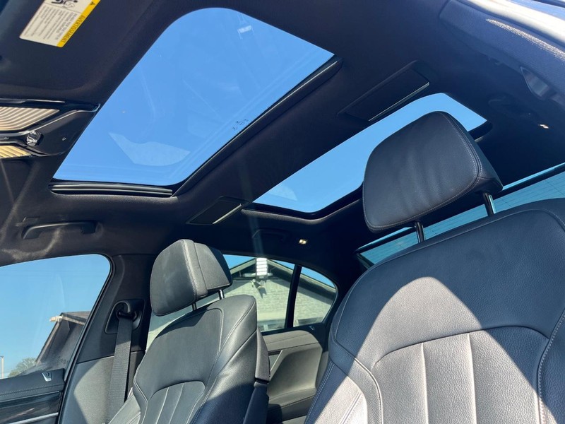 BMW 740i Vehicle Full-screen Gallery Image 25