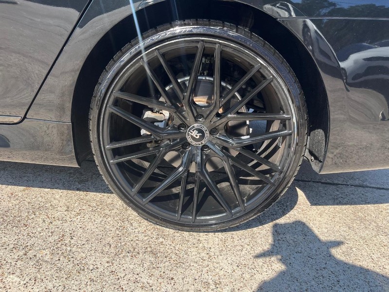 BMW 740i Vehicle Full-screen Gallery Image 26