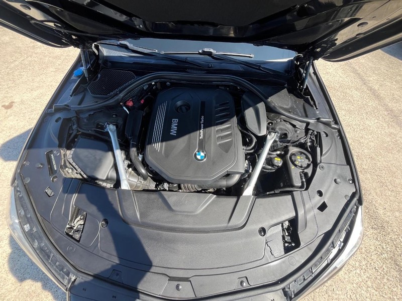 BMW 740i Vehicle Full-screen Gallery Image 27