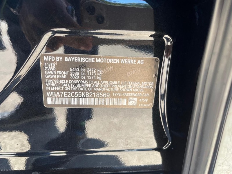 BMW 740i Vehicle Full-screen Gallery Image 28